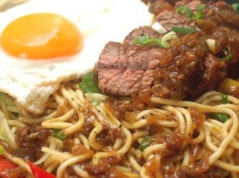 step9: 打上一顆月見蛋，就是一盤好吃的鐵板麵。