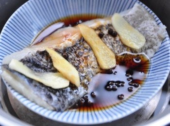 step2: 將魚片放入蒸盤，鋪上薑片，並加入米酒與醬油，放入電鍋，外鍋約150cc水蒸煮至電源跳起