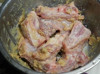 step6: 先將<span class="group_2">醃料</span>混勻，放入小排混勻醃20分