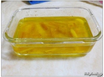 step5: 取下魚皮後的魚肉先以適量的海鹽及楜椒醃漬之後，放入可加熱的烤皿中，再倒入可以淹蓋魚肉的橄欖油後送入60度C的烤箱中，以低溫烘烤的方式至少50分鐘到1小時或是魚肉變白即可