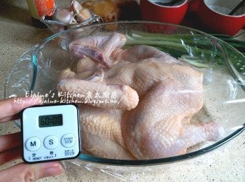 step2: 放入器皿內用鹽及酒拌勻雞的外內兩面 , 蓋上保鮮紙靜待1小時