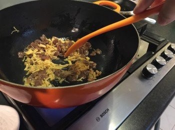 step3: 6. 中火開鑊落油，先炒香蝦米同瑤柱，再落臘腸，炒香後落埋冬菇，上碟備用