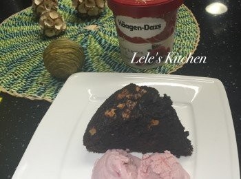 step8: 熱騰騰的布朗尼 配上冰淇淋更是一大享受喔！