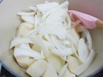 step2: 馬鈴薯的邊邊炒到有點透明時~ 加入洋蔥絲一起拌炒!!