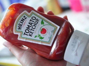 step2: 準備貼心倒立瓶裝設計的【亨氏番茄醬】