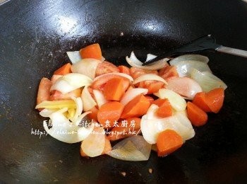 step5: 燒紅鑊爆香薑片 , 甘旬 , 洋蔥炒香 , 再加入蕃茄拌勻炒至出茄油