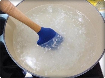 step2: 煮一鍋水~~等滾後放入西谷米!! 邊煮要邊攪拌哦...怕會黏在鍋底!!!