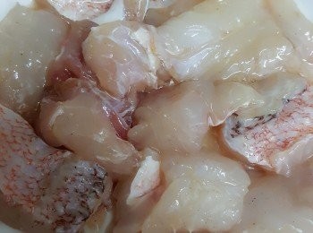 step2: 下蛋白一隻撈勻魚塊