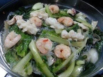 step13: 加入鮮蝦及鮮魷上碟即可