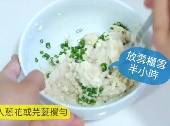 step2: 加入青蔥花攪勻，放入雪櫃雪30分鐘定型。