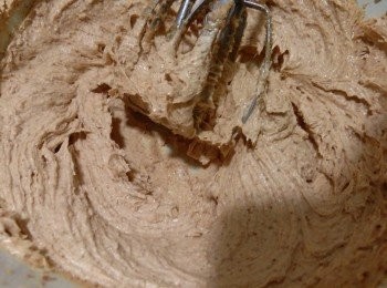 step1: 将材料A中高速打至鬆发。