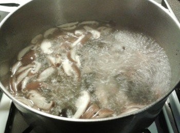 step2: 熱鍋煮沸雞湯及豬/雞肉，下冬菇及木耳，轉小火煮10分鐘
