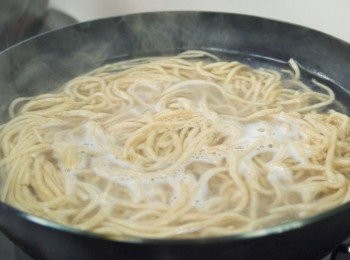 step1: 步驟1：
煮一小鍋水，沸騰後放入生麵，水滾後撈起過冷水，再入沸水煮8秒鐘，撈起瀝乾拌入1小匙豬油備用。