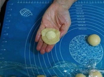 step7: 每個外皮壓圓入內餡,收口捏緊