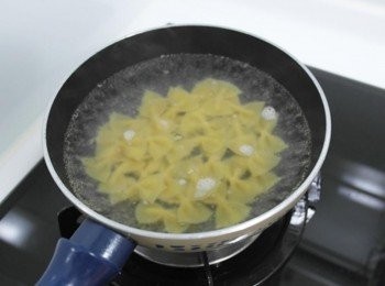 step4: 取一鍋倒入適當的水~滾後將蝴蝶麵倒入!!烹煮時間請看包裝上的說明...但煮7-8分熟即可喔!!!煮的時候可以加少許的鹽~~