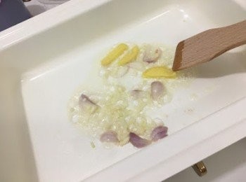 step4: 使用bruno深鍋, 加油加熱, 加入薑片 蒜蓉及乾蔥頭先爆香