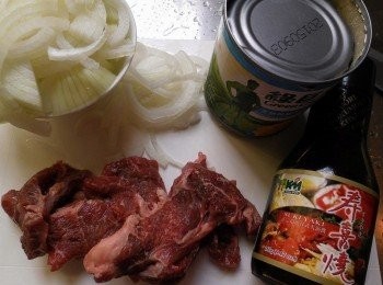 step1: 備好材料.將洋蔥切絲.牛小排切條狀