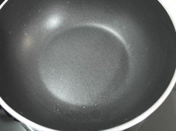 step10: 在步驟9悶煮的同時~另外取一平底鍋準備來煎<span class="group_2">蛋包</span>^^ 平底鍋抹入適量的油開小火!!!