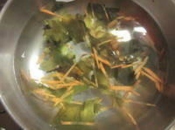 step2: 再利用餘温將海帶芽.胡蘿蔔絲燙熟