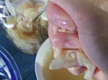 step6: 當子薑遇到鹽後會出水,將子薑揸乾水份,水份不要,然後將揸乾水的子薑入玻璃樽(玻璃樽要乾淨沒有水份)