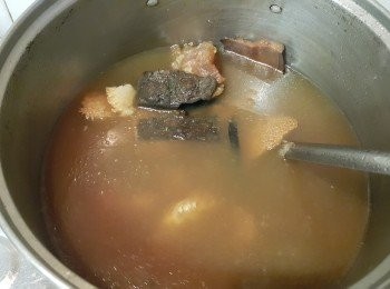 step6: 猴頭菇 30克 (用清水浸泡 , 每15分鐘搾乾換水 , 更換 2 至 3 次)
巴戟 13克 (用清水浸洗備用)
杜仲 11克 (用清水浸洗備用)
黃芪 15克 (用清水浸洗備用)
金狗脊 23克 (用清水浸洗備用)
蓮子 18克 (用清水浸洗備用)
茨實 13克 (用清水浸洗備用)
蜜棗 36克 (用清水浸洗備用)
腩肉 400克 (用薑片出水備用)  - （煲湯後做另 1 餸菜）
巴西金錢 400克 (用薑片出水備用) - （煲湯後做另 1 餸菜）
薑片 3 片
雞粉