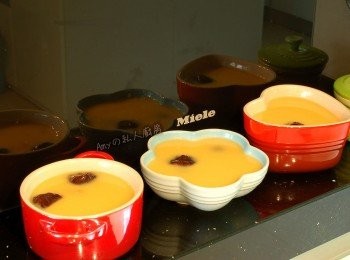 step5: 放入蒸爐，溫度設定100度C,時間約10分鐘。完成前一分鐘再將鮮蝦,蔬菜等配料放入，然後再蒸1分鐘即可完成。