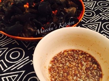 step2: 將蒜蓉、白醋、鎮江醋、鹽、糖和雞粉混合成醬汁。與雲耳、枸杞子拌勻，放冰箱備用。吃時再混合芫茜及麻油。