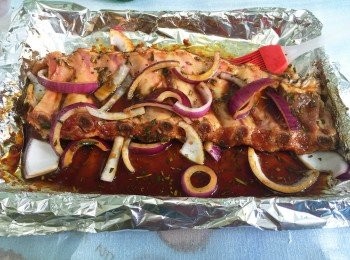 step4: 將所有醃料加入肋排裡，令每件肋排都沾上醃料，之後加入洋蔥，最後有骨一邊向上