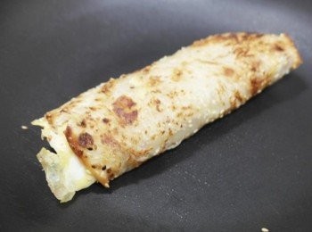 step7: 接著把餅皮捲起來即完成囉^^