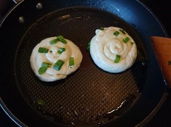 step12: 小火慢慢煎至每邊金黃色，不要太大火，唔係會出面燶，入面會唔熟