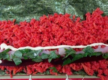 step5: 把米飯鋪在紫菜上，佔約一半面積，再加入紅菜頭、紫蘇葉、帶子刺身和沙律醬，再卷起來就可以。