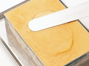 step29: 等28完全凝固後，翻面並撕除保鮮膜，用抹刀將鏡面果膠塗抹在整個表面。