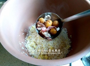 step8: 將煮好的配料連汁料放入飯煲的白米上