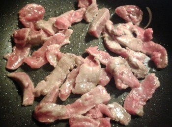 step1: 先將牛肉醃15分鐘，熱鍋加油把牛肉快炒至5成熟，盛起備用