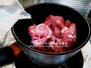 step2: 西施骨放入煲內加水蓋過面 , 拌勻後用慢火煮至水滾再出水