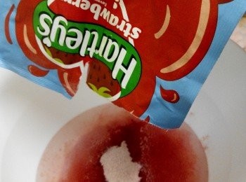 step7: 草莓果凍製作：

將魚膠粉加上熱開水攪拌馬上再加上草莓果凍粉攪拌