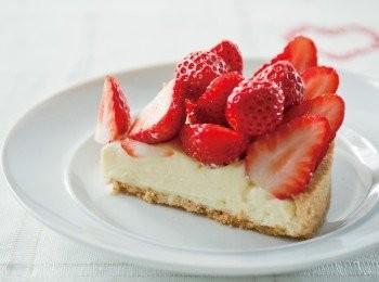 step1: 前期準備：<1>奶油切成1㎝小丁後冷藏。<2>將吉利丁片倒入冰水中，放進冰箱冷藏，使它吸水膨脹。<3>去除草莓的蒂頭後，縱切成兩半。也可以留下幾顆完整 的。