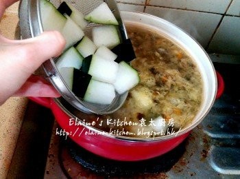 step4: 用中火煲滾後加入冬瓜拌勻 , 繼續用中火煲15分鐘至滾