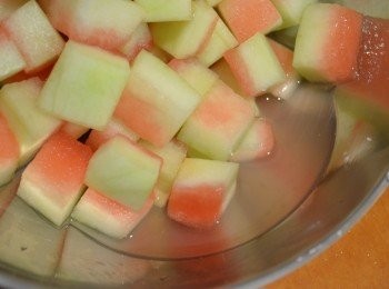 step3: 灑約1茶匙的鹽攪拌均勻，放入冰箱醃1-2小時，再用熟開水沖洗並瀝乾水分。