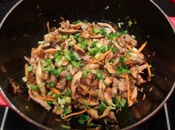 step10: 加入適量的鹽及胡椒粉調味,再加入胡蘿蔔絲及蔥花芹菜末翻炒一下。炒好的<span class="group_2">配料</span>先起鍋裝盤備用。