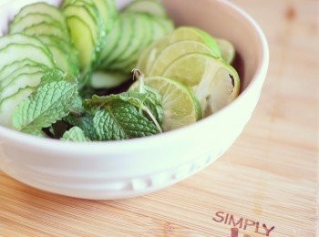 step2: 青檸和青瓜切薄片，愈薄愈好，因為薄片容易令水果出味和攝取維他命。