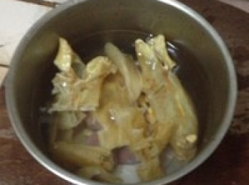 step3: 所有材料放容器里加放清水，隔水燉一到兩個小時，最後加鹽。