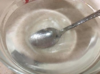 step2: 把蒟蒻粉和砂糖加熱水混合攪勻