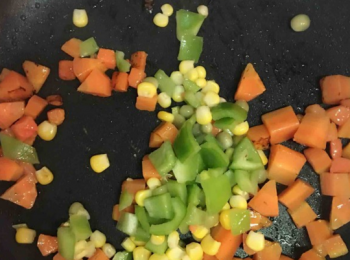 step3: 然後下青椒，玉米翻炒。