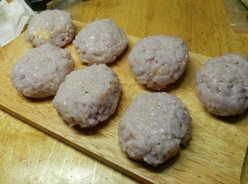 step4: 放到不會燙手之後，就可以將米飯捏成小球狀，並稍稍壓扁