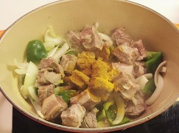 step3: 加入牛肋條及黃薑粉炒香, 之後加入薯仔甘筍