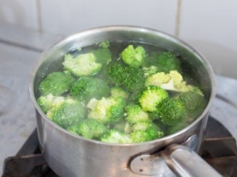step2: 燒開一鍋水，加少許食譜份量外的鹽及油，下西蘭花煮約 5 – 6 分鐘（不用蓋著）至叉子可以輕易插入的程度