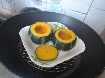 step3: 蒸12-15分或至熟透　(因南瓜大小及生熟度調節， 以用長簽可以輕易刺過頂部黃色厚肉部份為ok, 但也不要過熟），攤凍，用廚紙索乾內步水份備用
(瓜頂只蒸五分鐘）