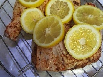 step1: 早一天將雞脾洗乾淨，用廚房紙抹乾雞脾，加入醃雞料拌勻後放入密實袋，再放入雪櫃普通格醃過夜