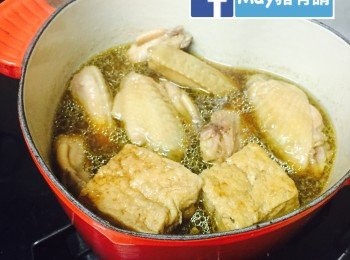 step2: 將薑片、蒜蓉、豉油、蠔油、蜜糖、紹興酒及水煲滾，加入<a href="https://bit.ly/3zHU5V3" target="_blank" data-keyword="雞翼" class="guide-link"><strong>雞翼</strong></a> <span style="display:inline-block;vertical-align:middle;margin-top:-3px;color:initial;border-radius:3px;padding:2px 3px;font-size:12px;line-height:14px;background:#87d300;color:#fff;">即買</span> 及豆腐煮約10分鐘，加蓋後熄火浸半小時。